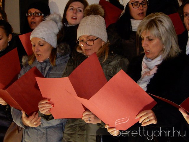 Fellobant az első gyertya lángja 54